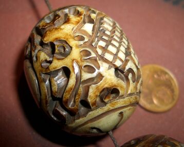Bild: Runde geschnitze Perle aus Bein - Drache (L)