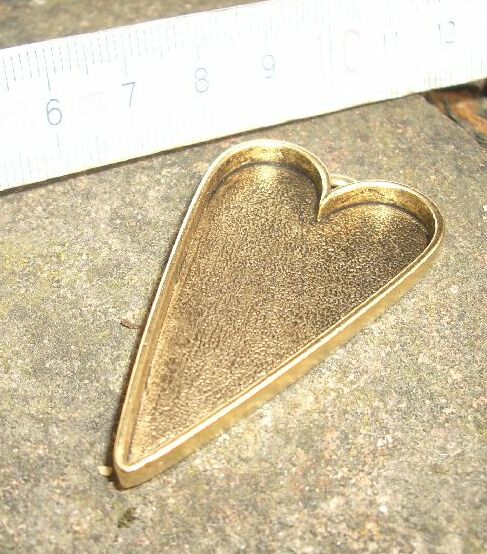 Bild: Nunn Design - Großer Herz Anhänger - Antik Gold	