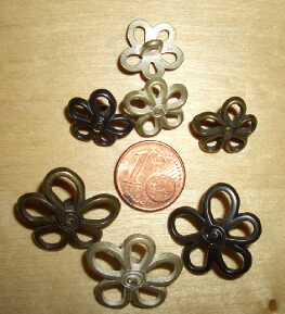 Bild: Metallknopf Blume klein Altmessing - 24' ca. 6mm