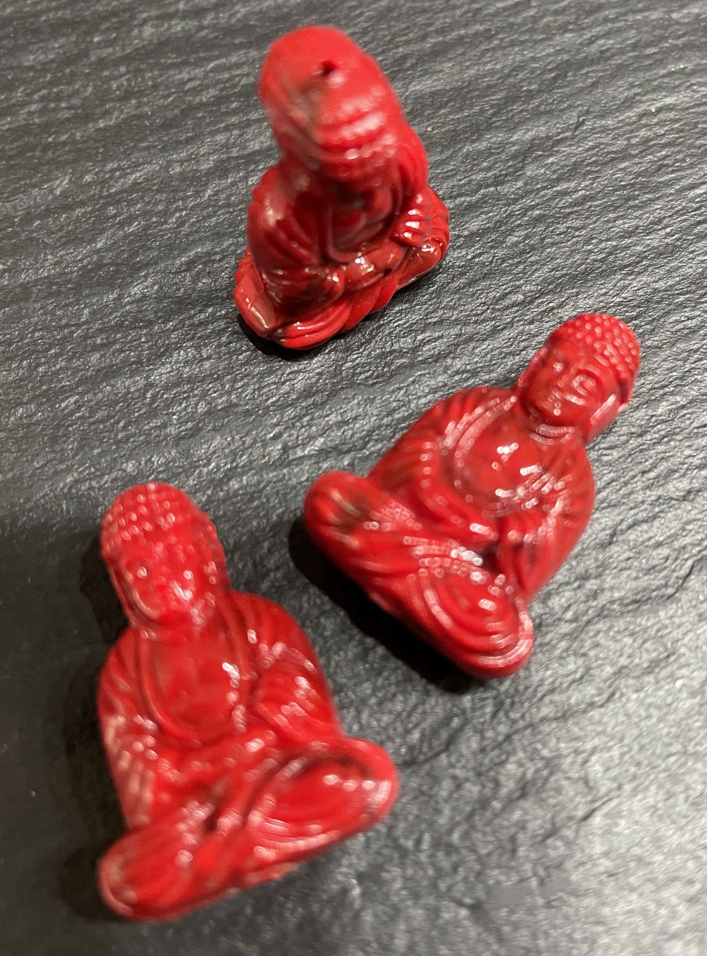 Buddha-Figur klein - Dunkelrot - 25x18mm