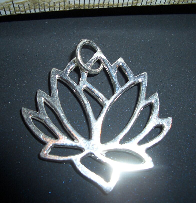 Bali 925er-Silber: Charm  'Lotus' gro&szlig; 		